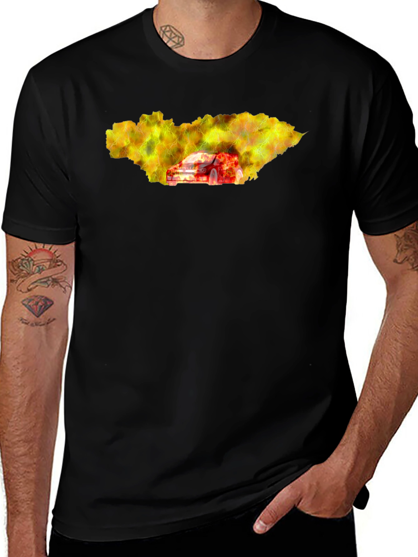 Camiseta Hombre Negra con Diseño de Coche en Llamas