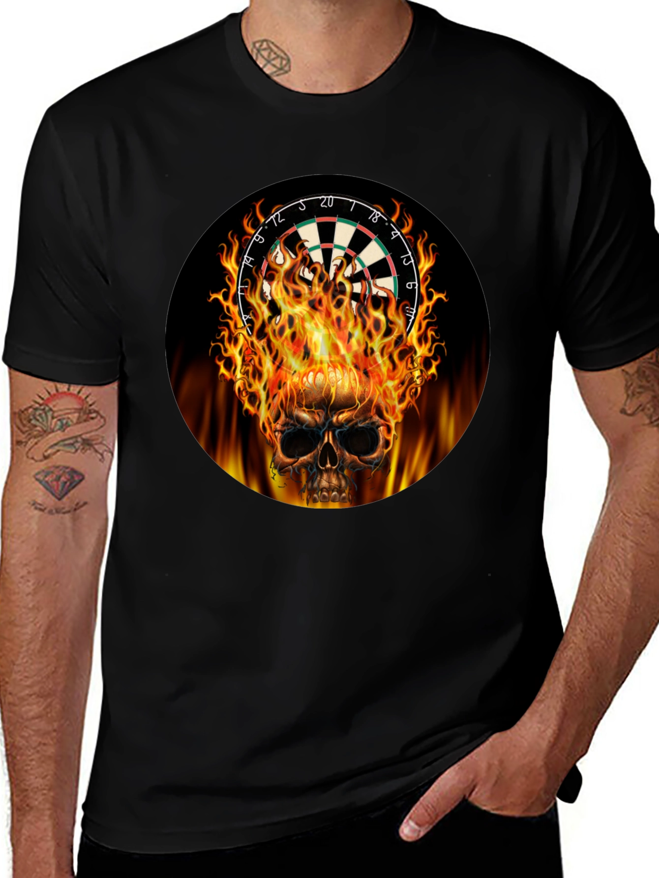 Camiseta Negra Calavera Dardos en Llamas