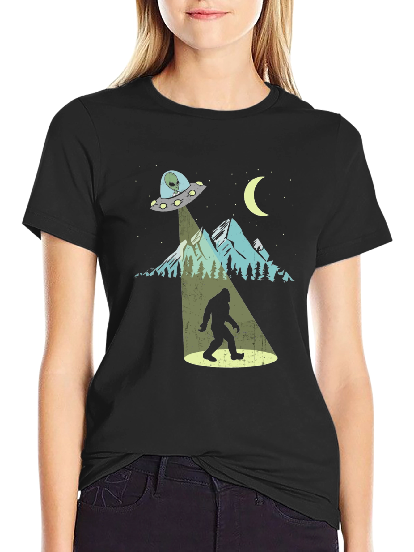 Camiseta Negra Bigfoot OVNI Divertida