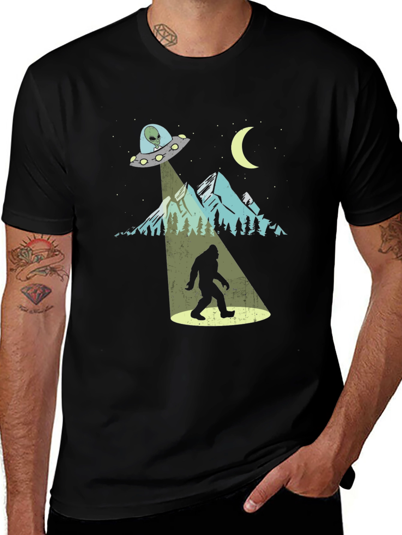 Camiseta Negra Bigfoot OVNI Divertida