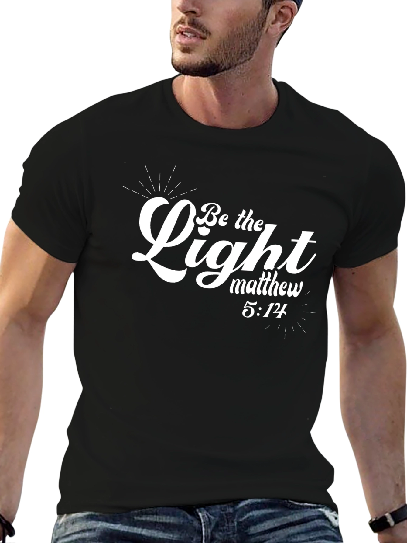 Camiseta Negra Sé la Luz con Cita Bíblica
