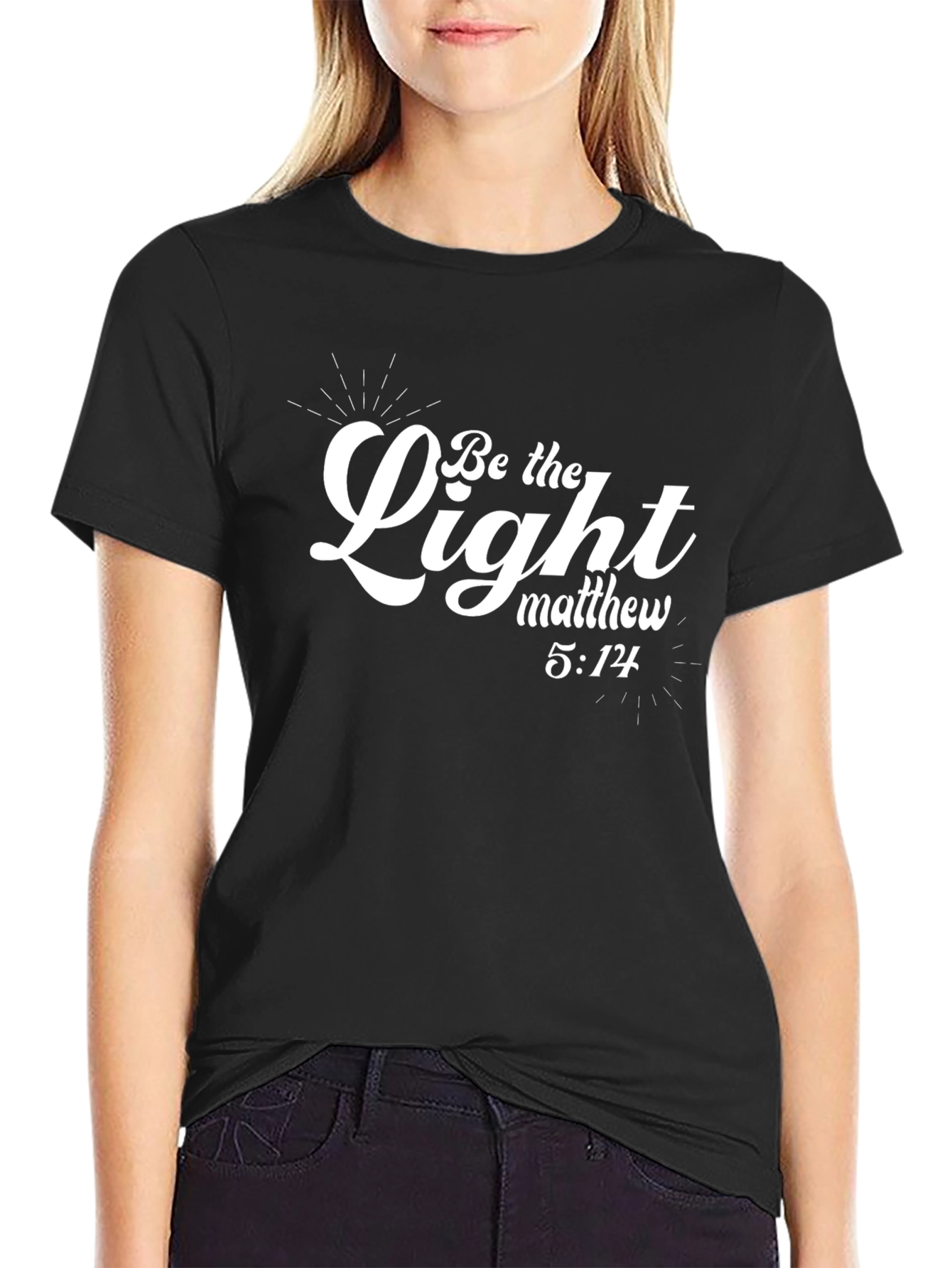 Camiseta Negra Sé la Luz con Cita Bíblica