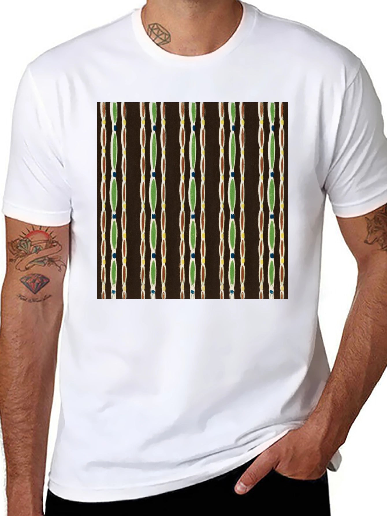 Camiseta Negra con Diseño Abstracto de Líneas Verticales