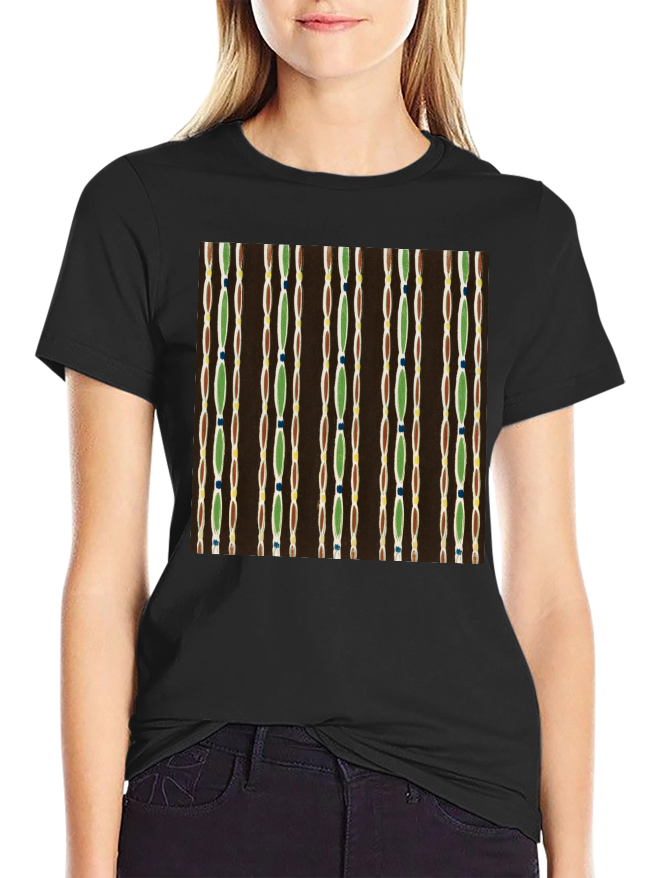 Camiseta Negra con Diseño Abstracto de Líneas Verticales