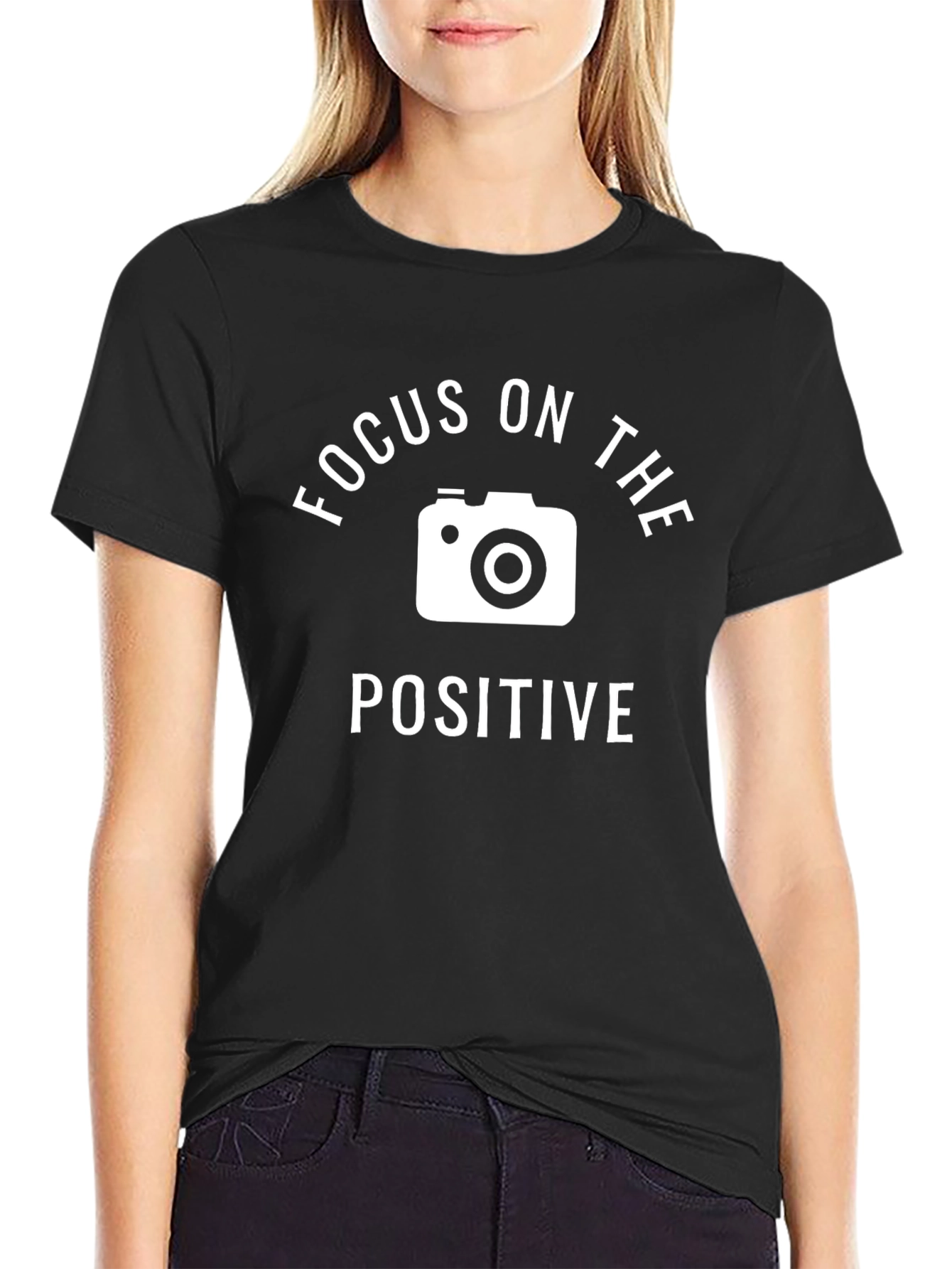 Camiseta Negra: Enfoque Positivo con Cámara