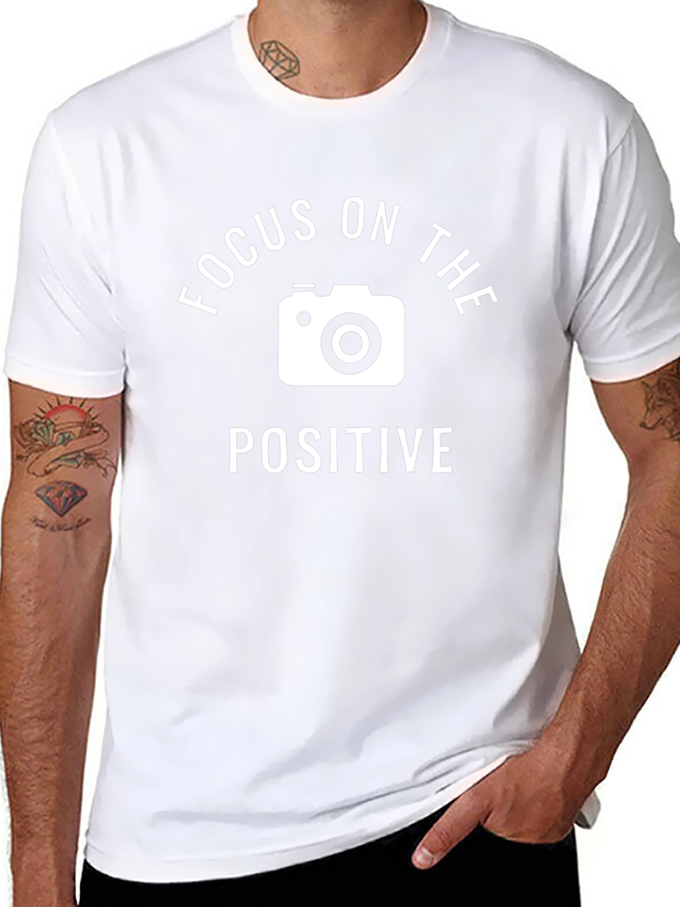 Camiseta Negra: Enfoque Positivo con Cámara
