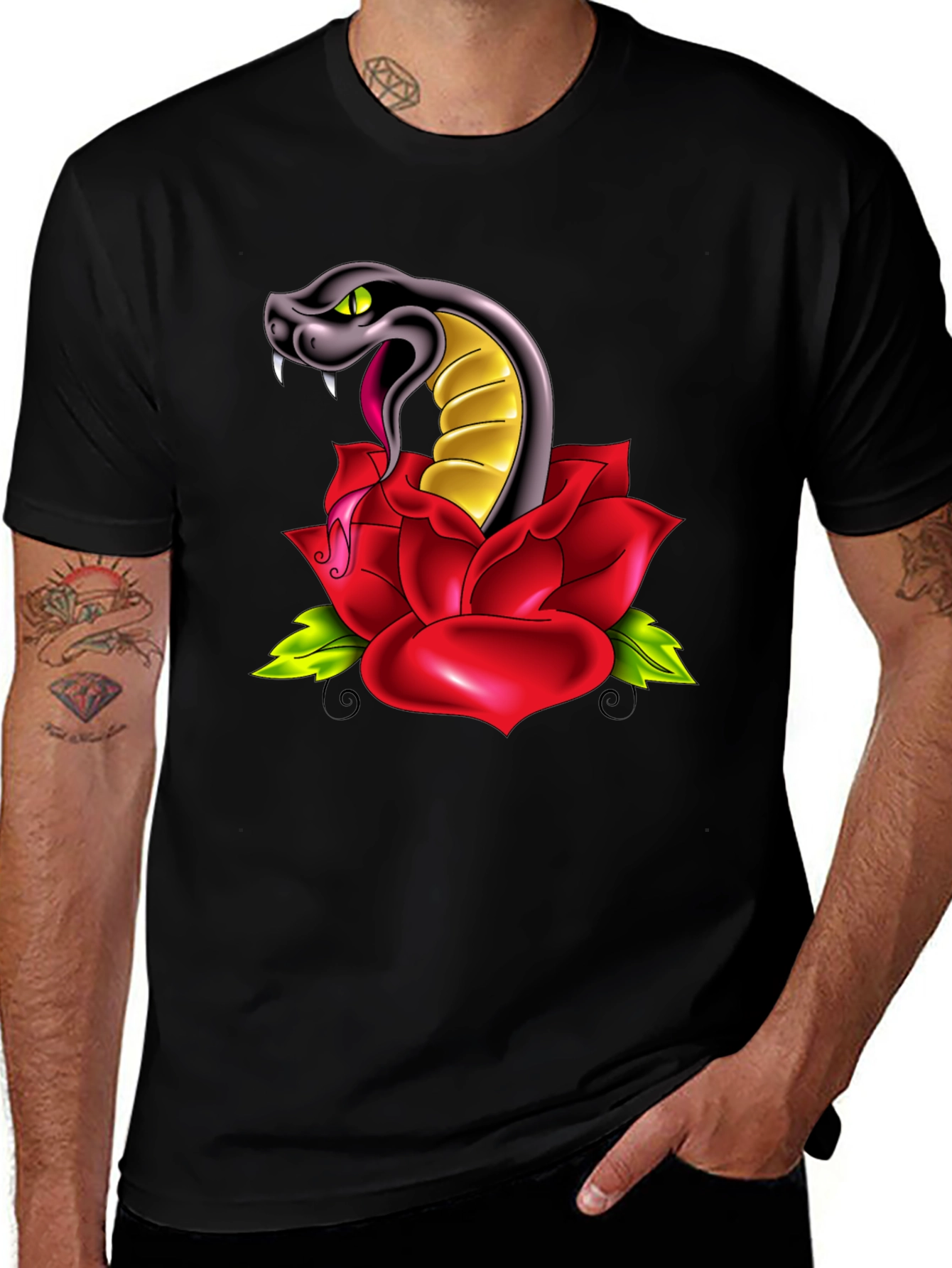 Camiseta Negra con Diseño de Serpiente y Rosa