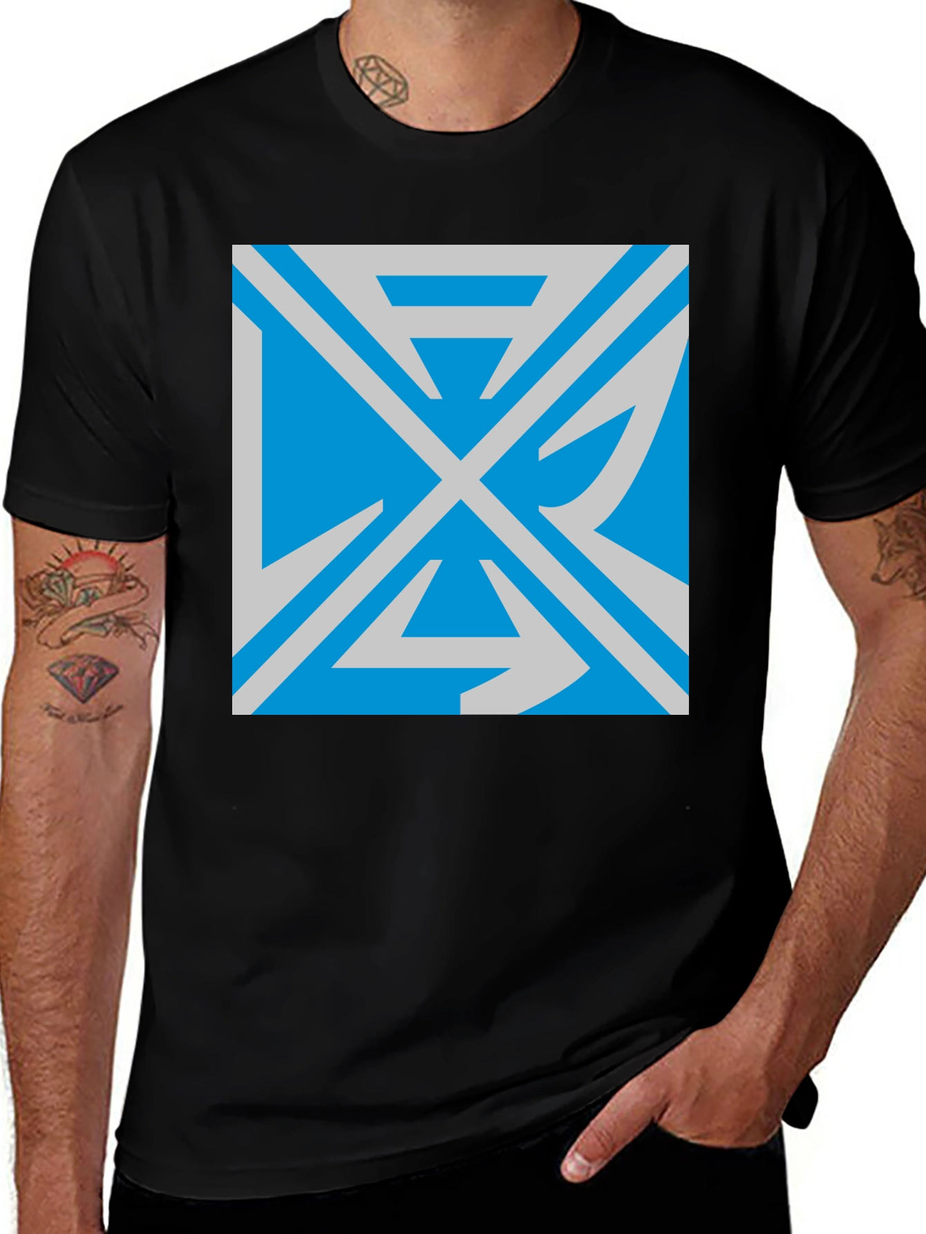 Camiseta Negra con Diseño Abstracto Azul