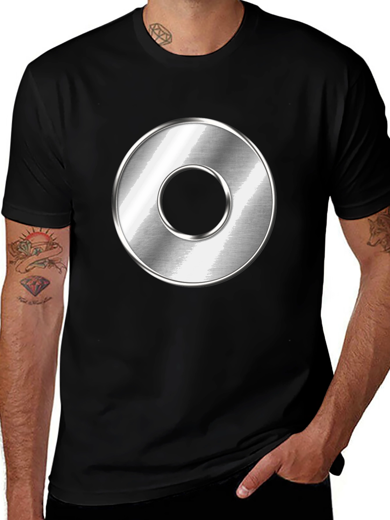 Camiseta Negra con Diseño Circular Metálico