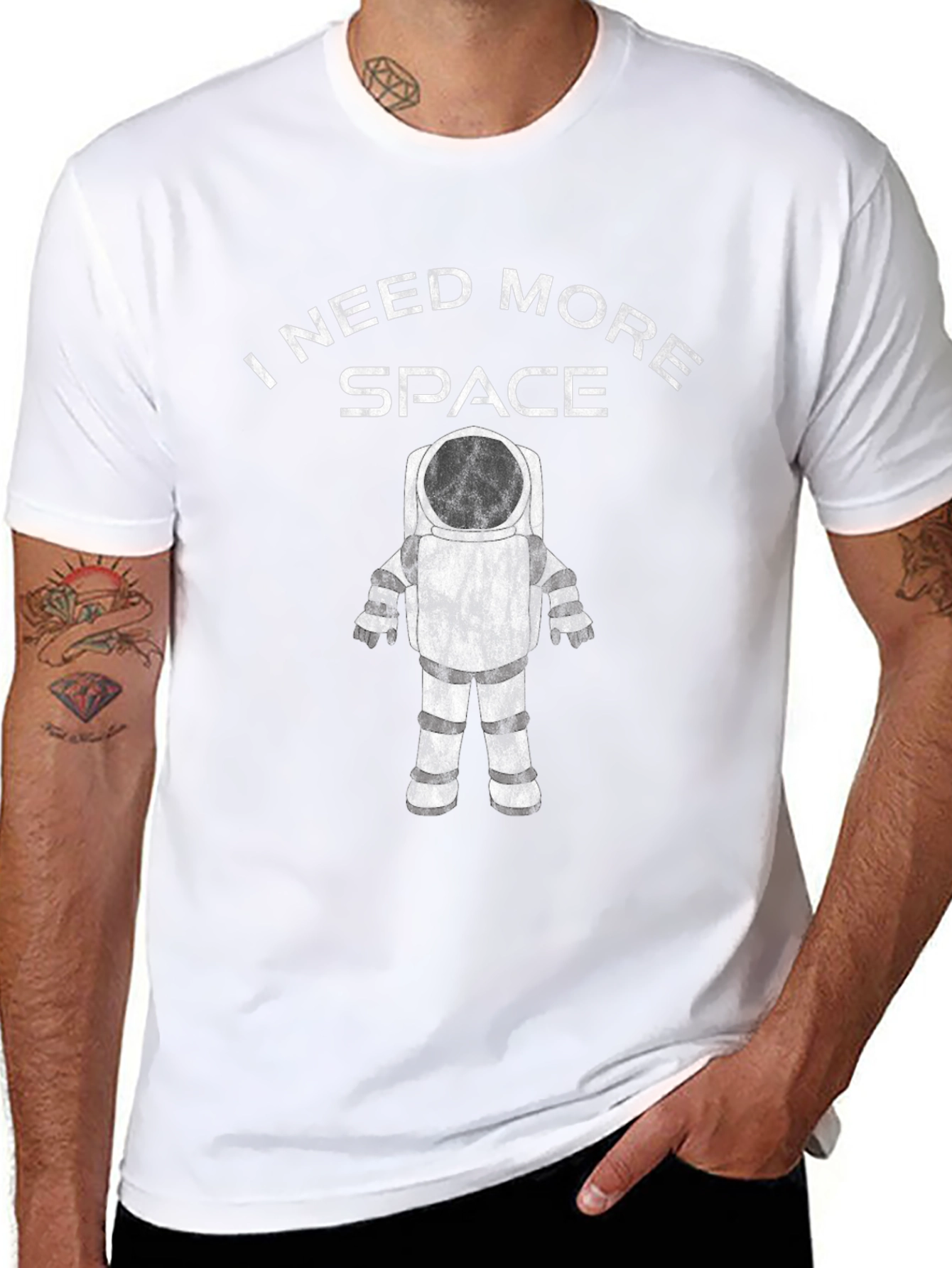 Camiseta Negra Necesito Más Espacio para Hombre