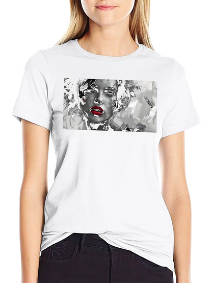 Camiseta Negra con Diseño Artístico de Mujer