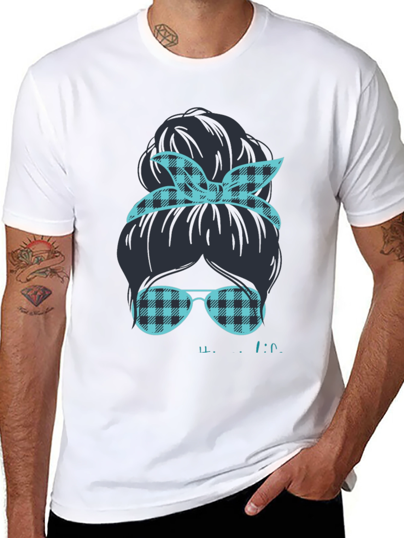 Camiseta Negra Estampada con Moño y Gafas a Cuadros