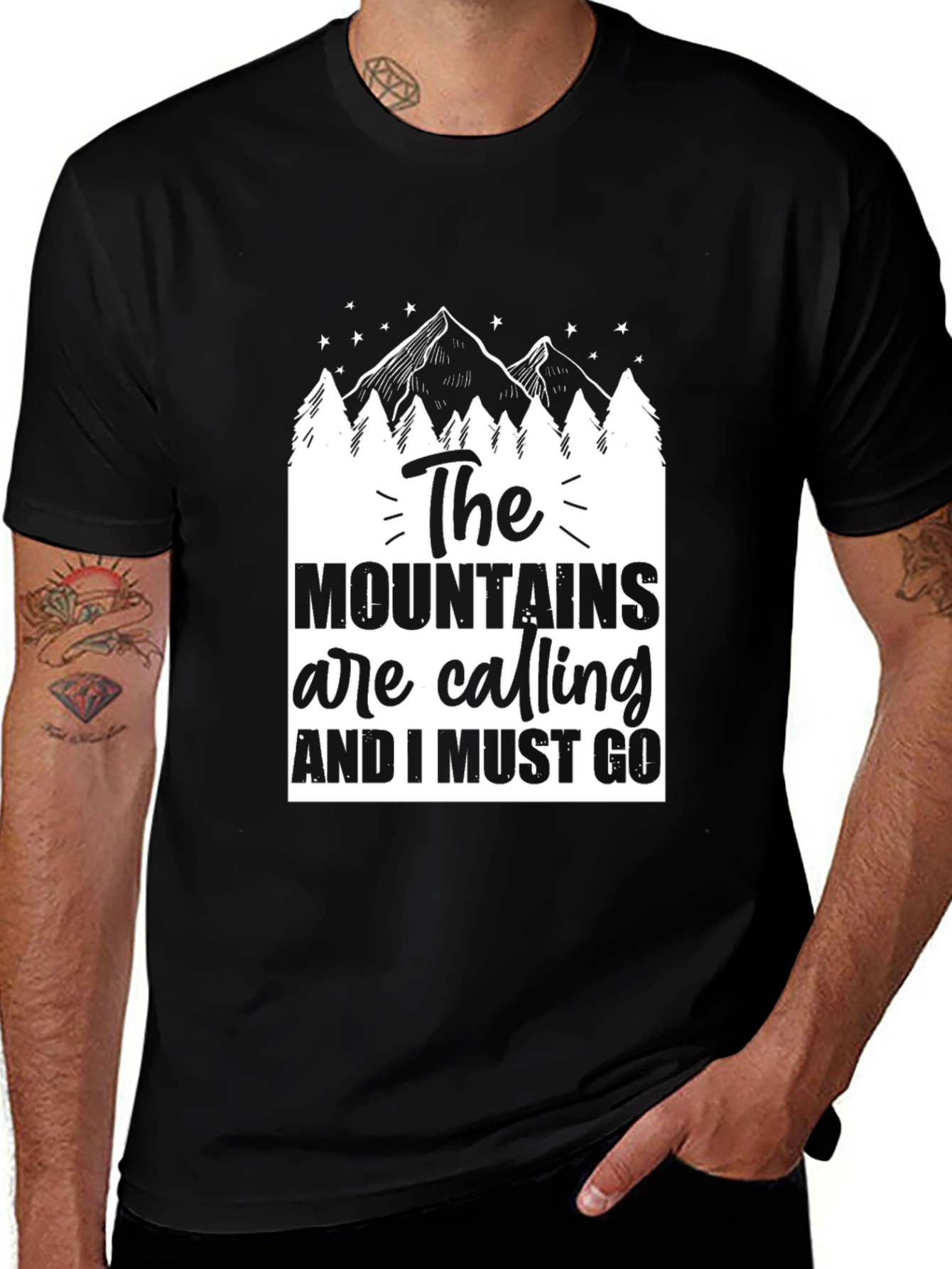 Camiseta Negra The Mountains Are Calling para Aventureros