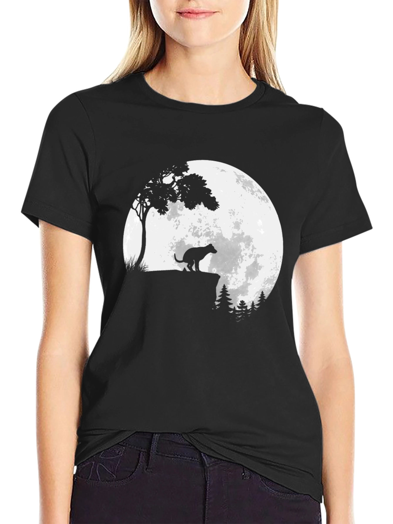 Camiseta Negra Estampada: Perro aullando a la Luna