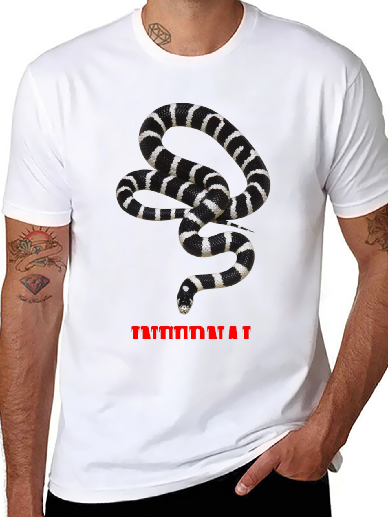 Camiseta Hombre Negra con Estampado de Serpiente Rayada