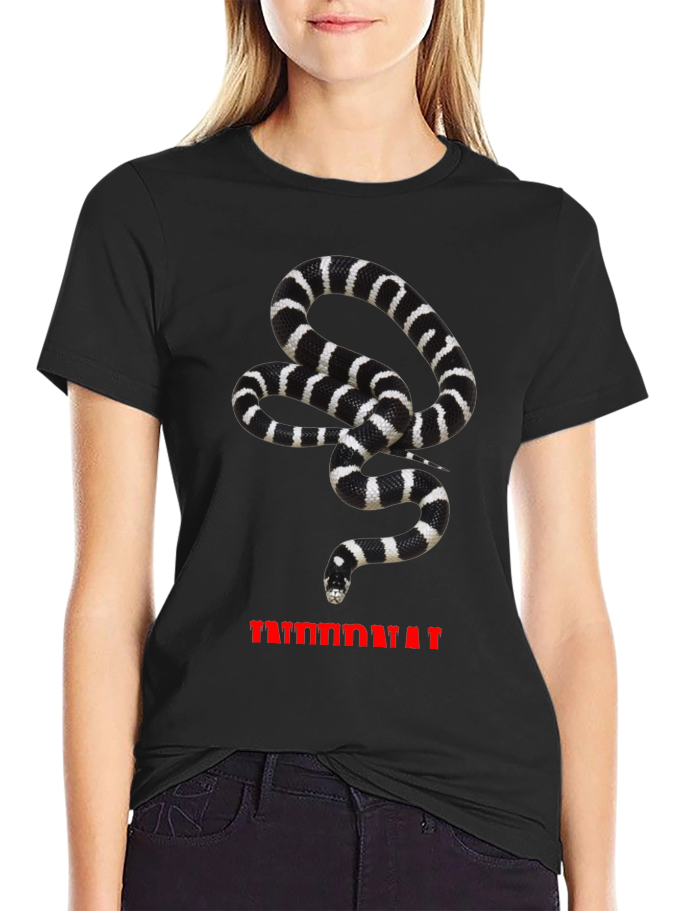 Camiseta Hombre Negra con Estampado de Serpiente Rayada