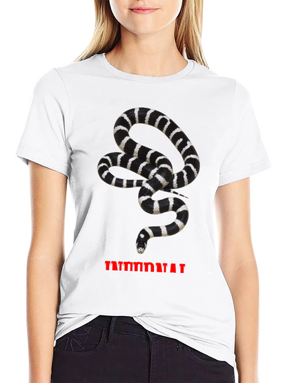 Camiseta Hombre Negra con Estampado de Serpiente Rayada