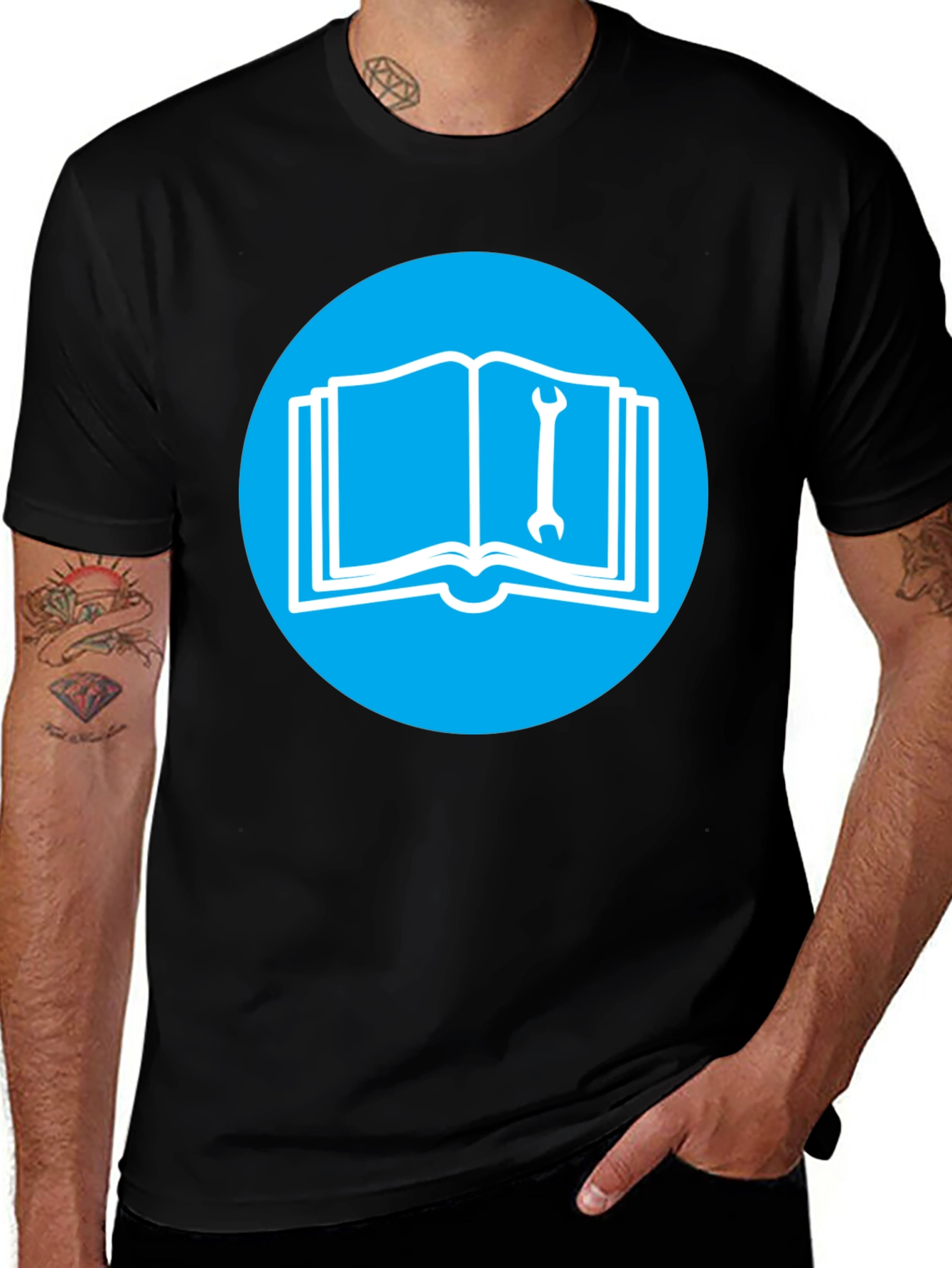 Camiseta Negra con Diseño de Libro y Llave Inglesa