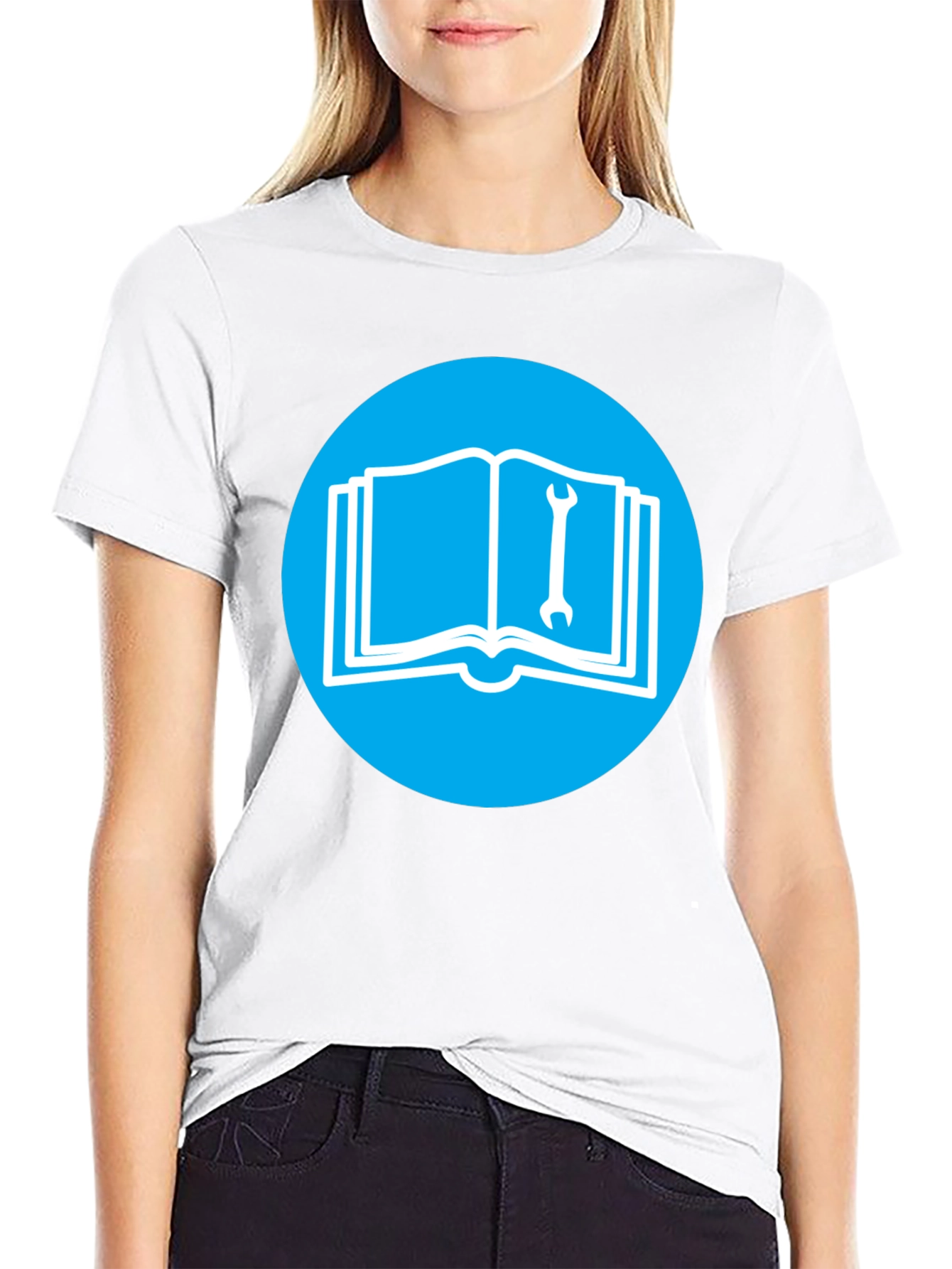 Camiseta Negra con Diseño de Libro y Llave Inglesa