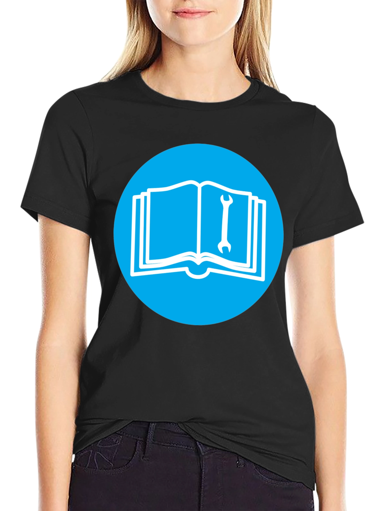 Camiseta Negra con Diseño de Libro y Llave Inglesa