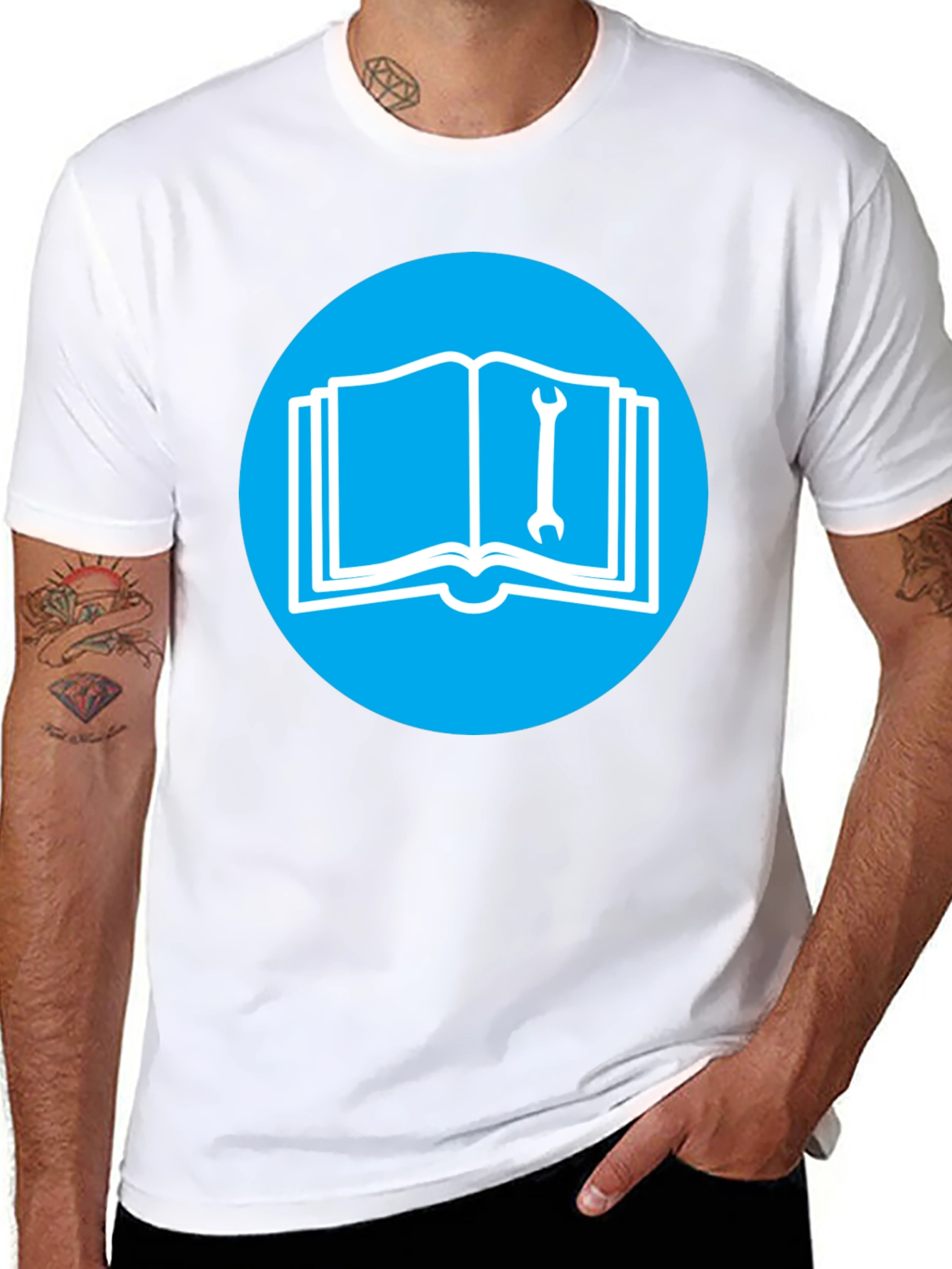 Camiseta Negra con Diseño de Libro y Llave Inglesa