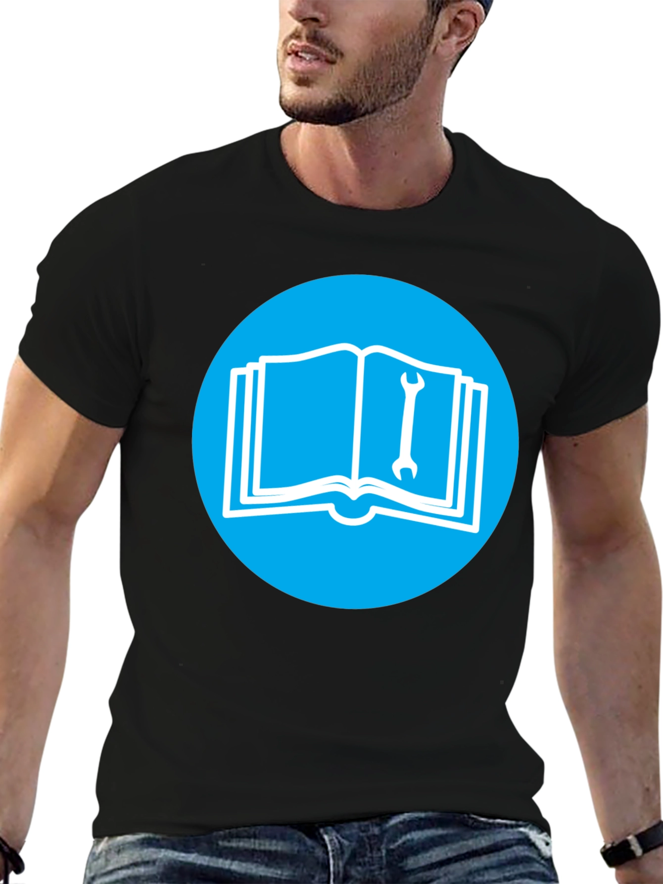 Camiseta Negra con Diseño de Libro y Llave Inglesa