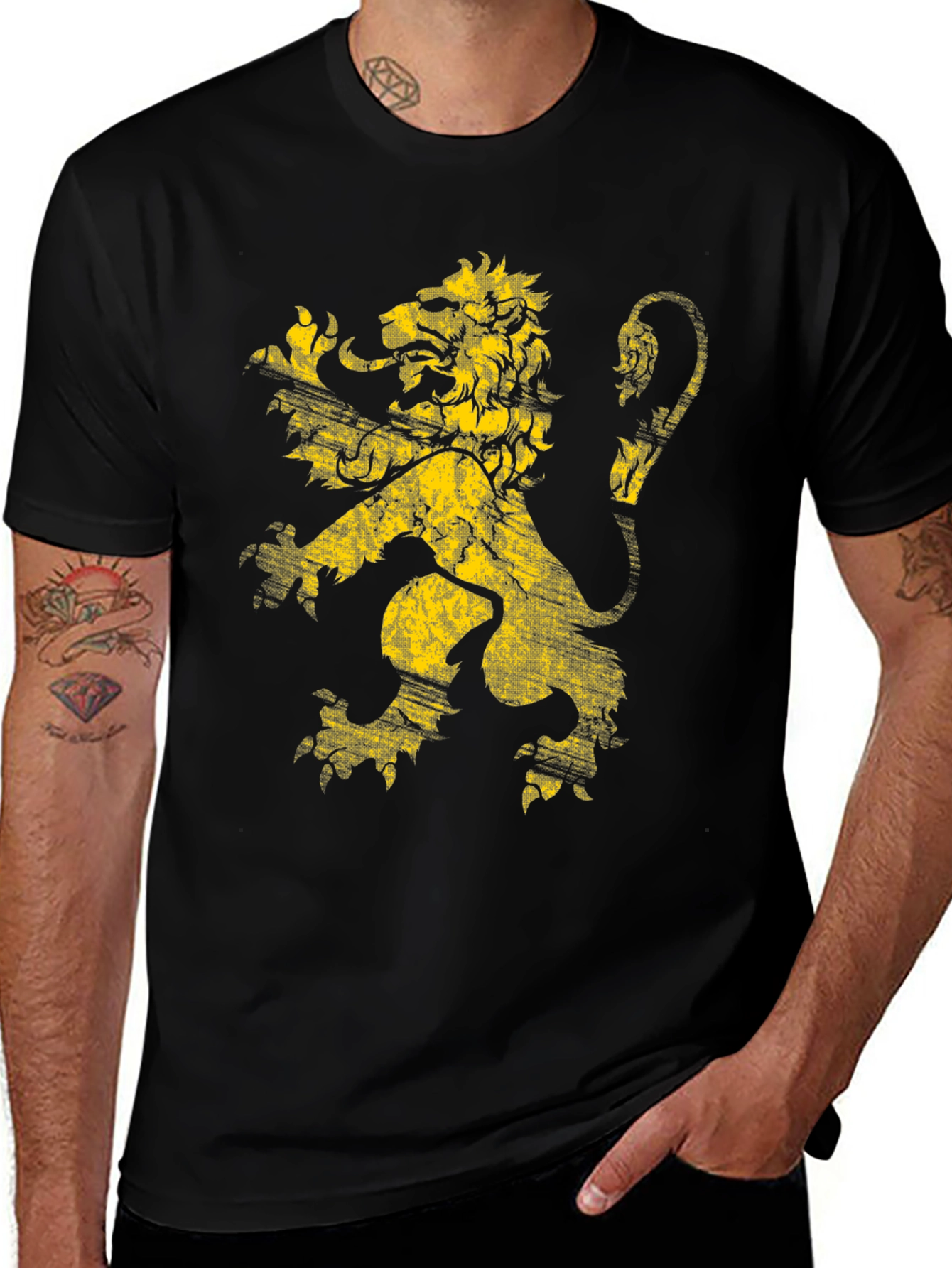 Camiseta Negra con León Dorado Grunge