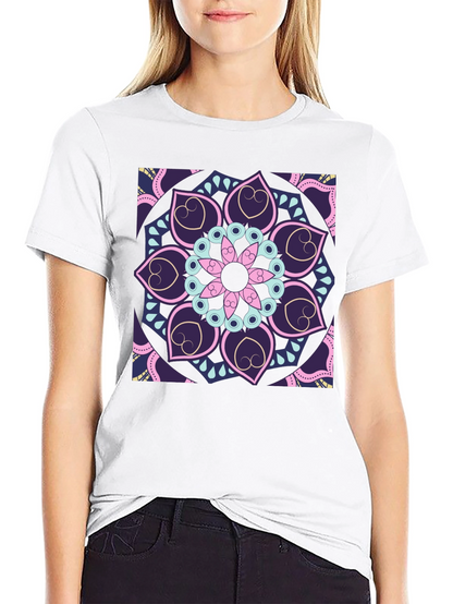 Camiseta Negra con Mandala Floral Abstracta