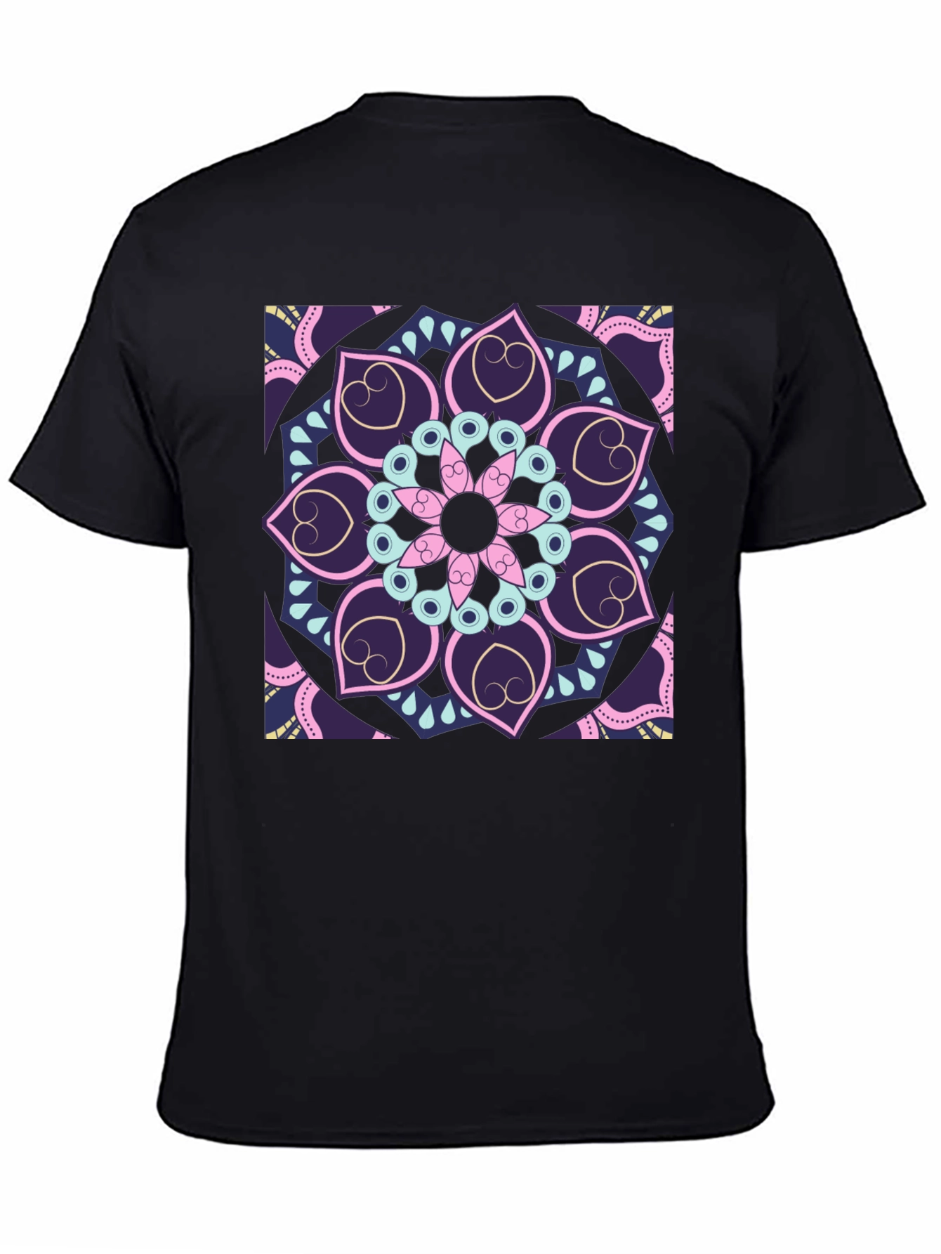 Camiseta Negra con Mandala Floral Abstracta