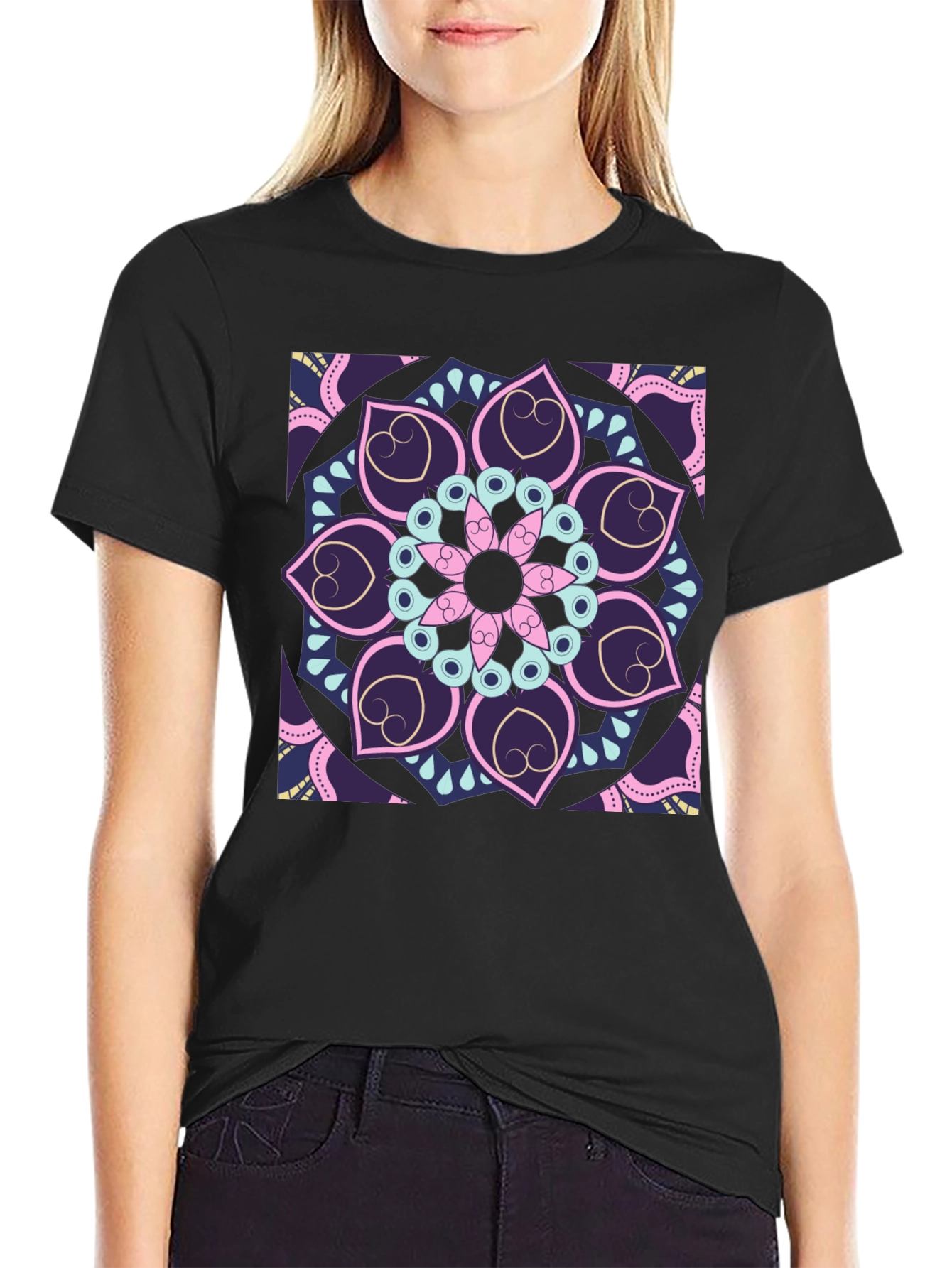 Camiseta Negra con Mandala Floral Abstracta