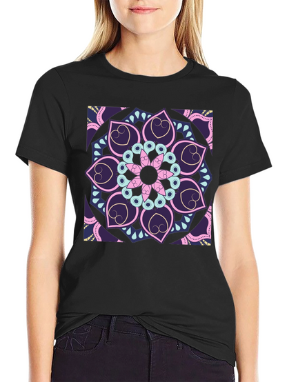 Camiseta Negra con Mandala Floral Abstracta