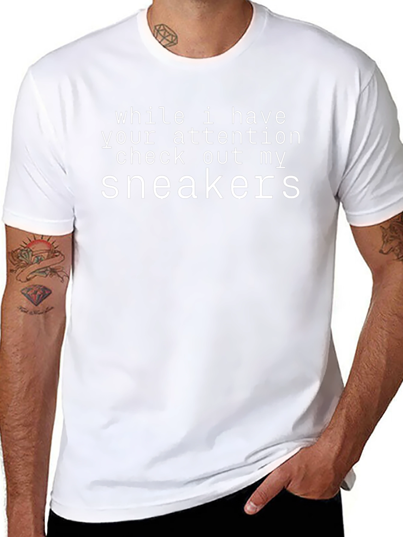 Camiseta Negra con Estampado Sneakers para Hombre