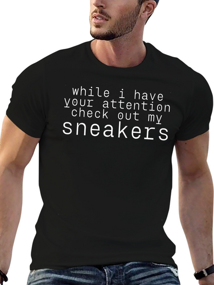 Camiseta Negra con Estampado Sneakers para Hombre