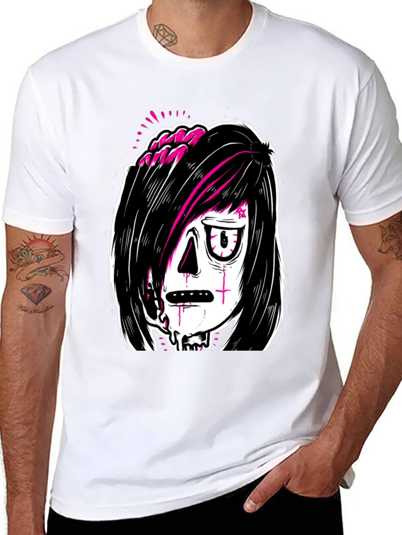 Camiseta Negra con Estampado Gótico y Moderno