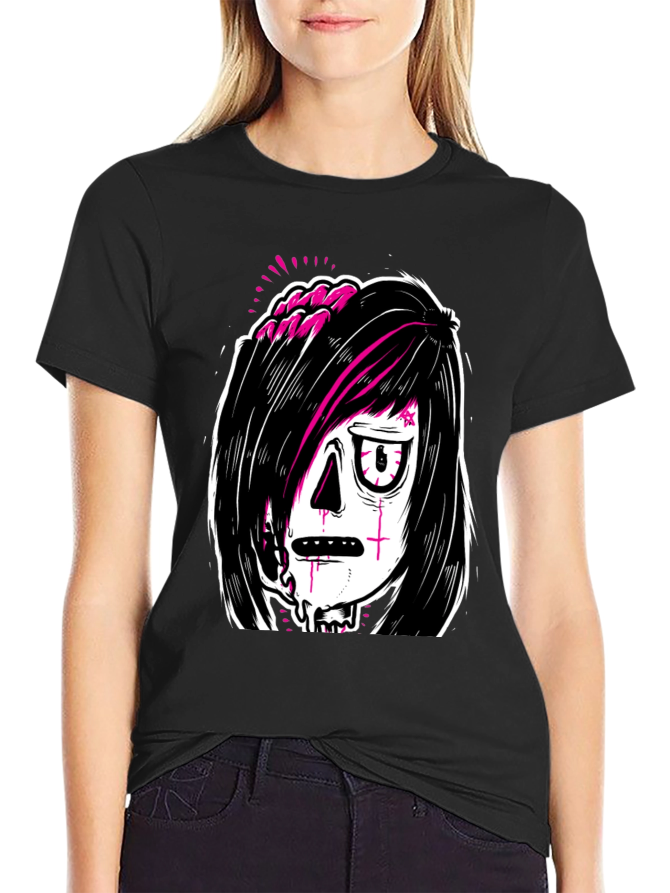 Camiseta Negra con Estampado Gótico y Moderno