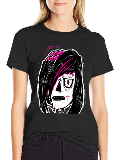 Camiseta Negra con Estampado Gótico y Moderno