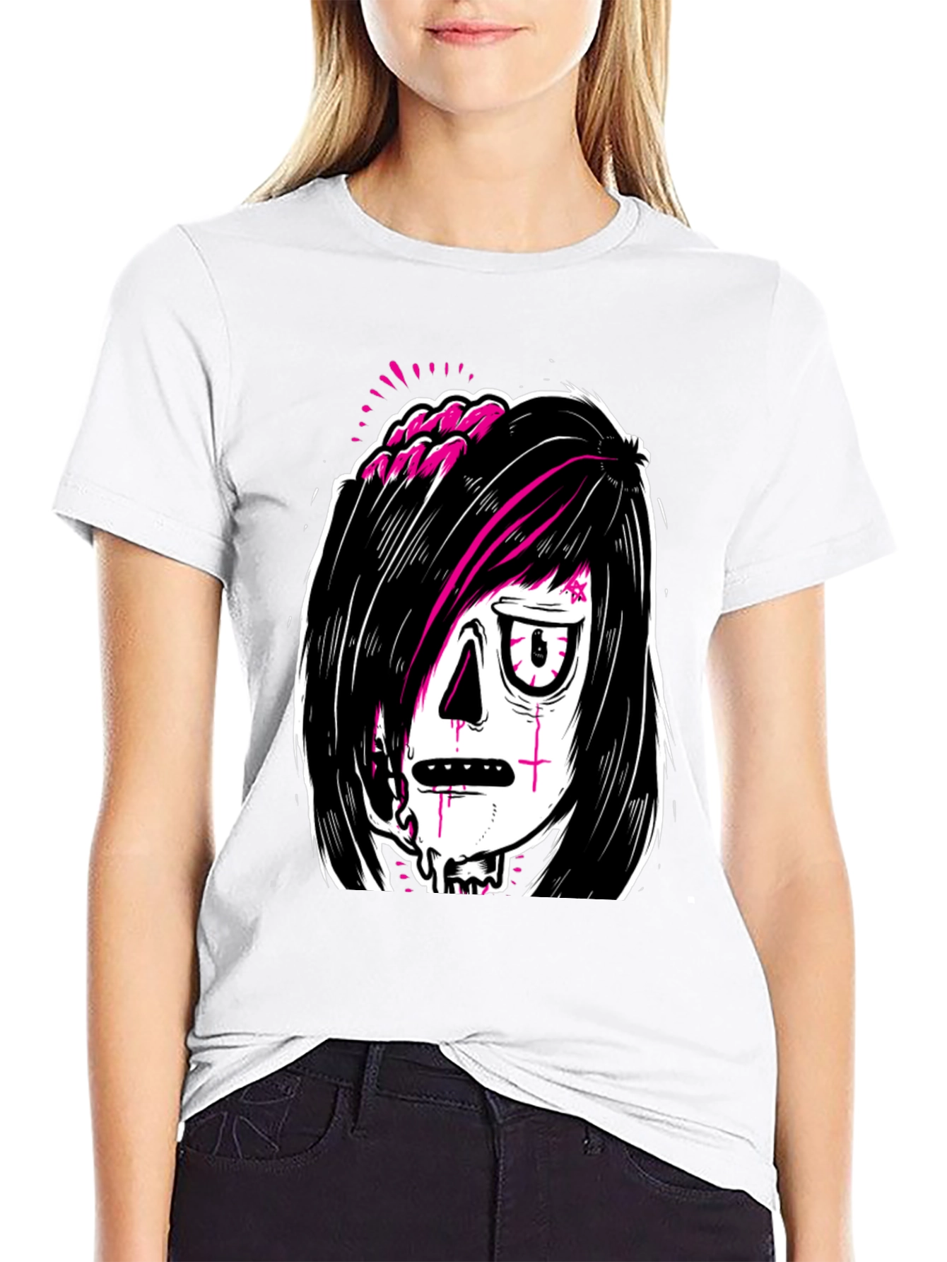 Camiseta Negra con Estampado Gótico y Moderno