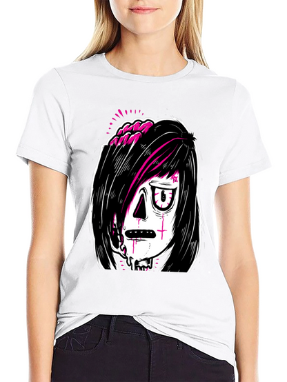 Camiseta Negra con Estampado Gótico y Moderno