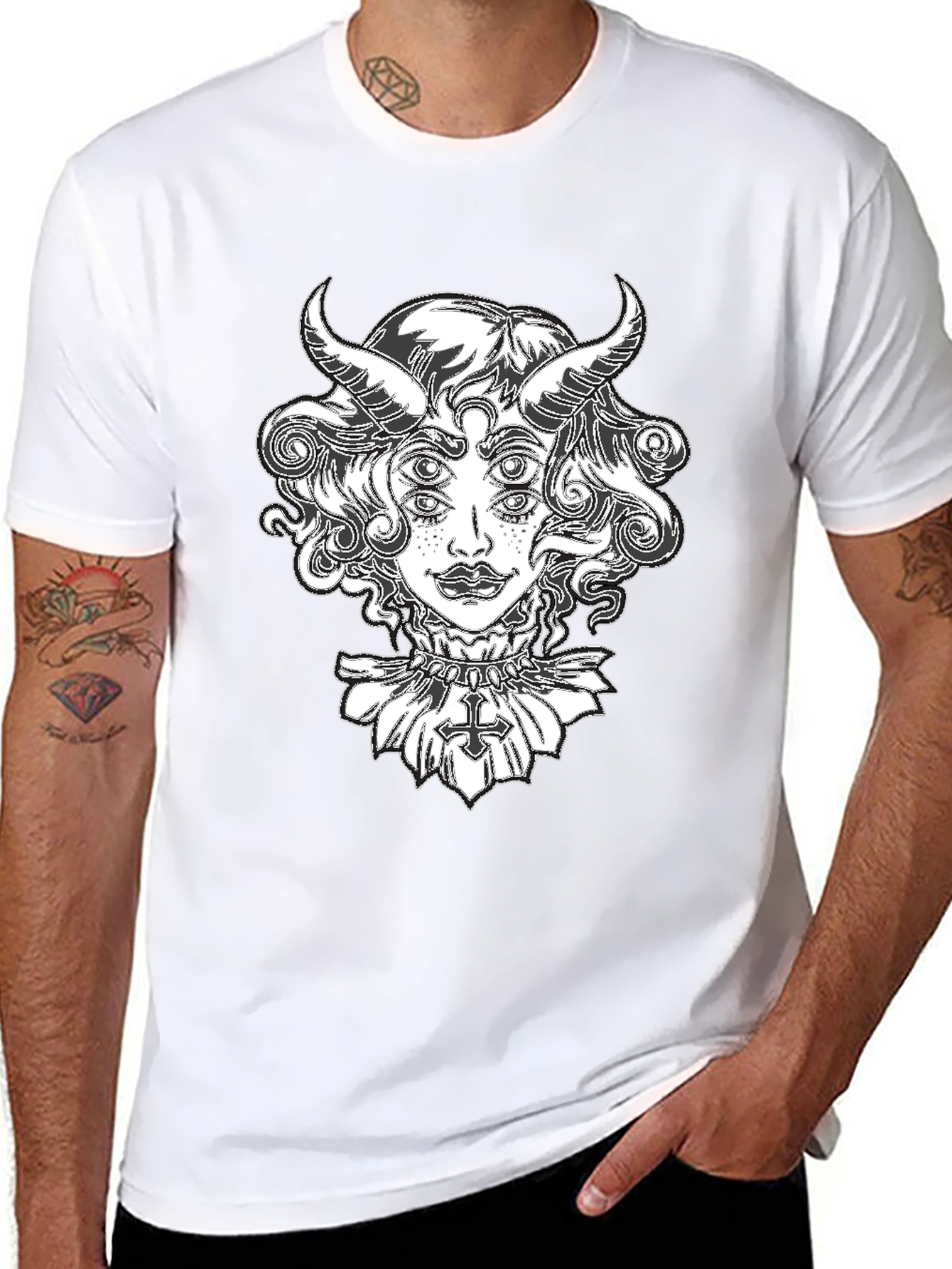 Camiseta Negra con Diseño Gráfico de Diablo