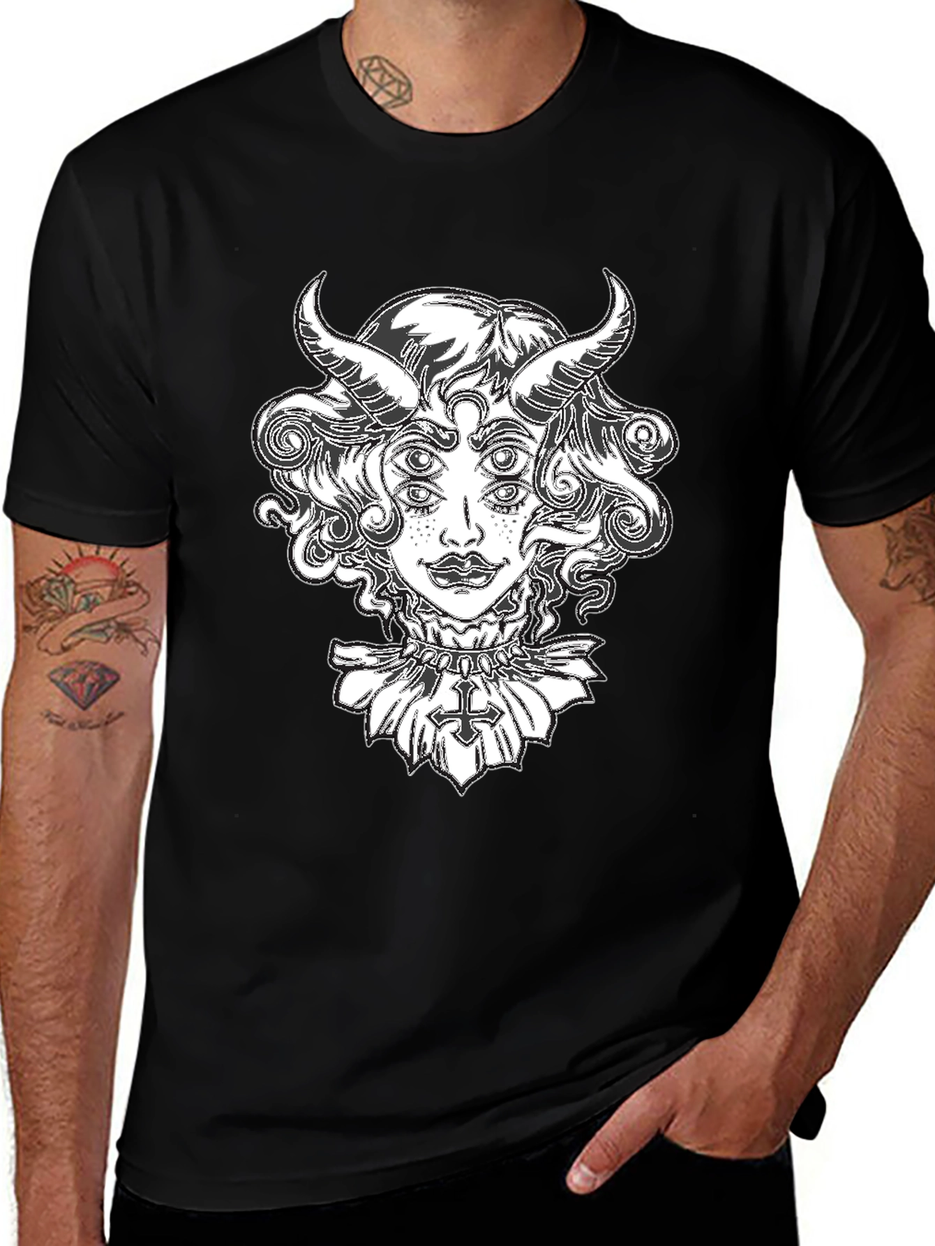 Camiseta Negra con Diseño Gráfico de Diablo