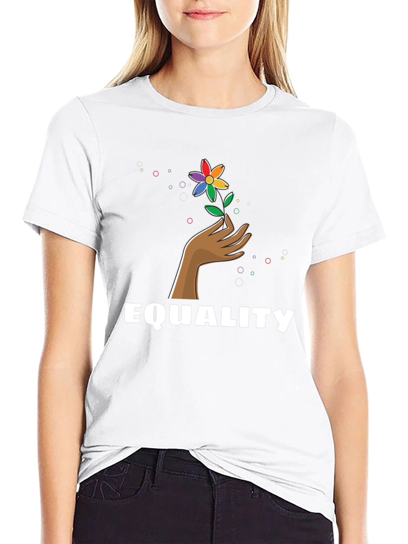 Camiseta Negra Igualdad con Diseño Floral LGBT