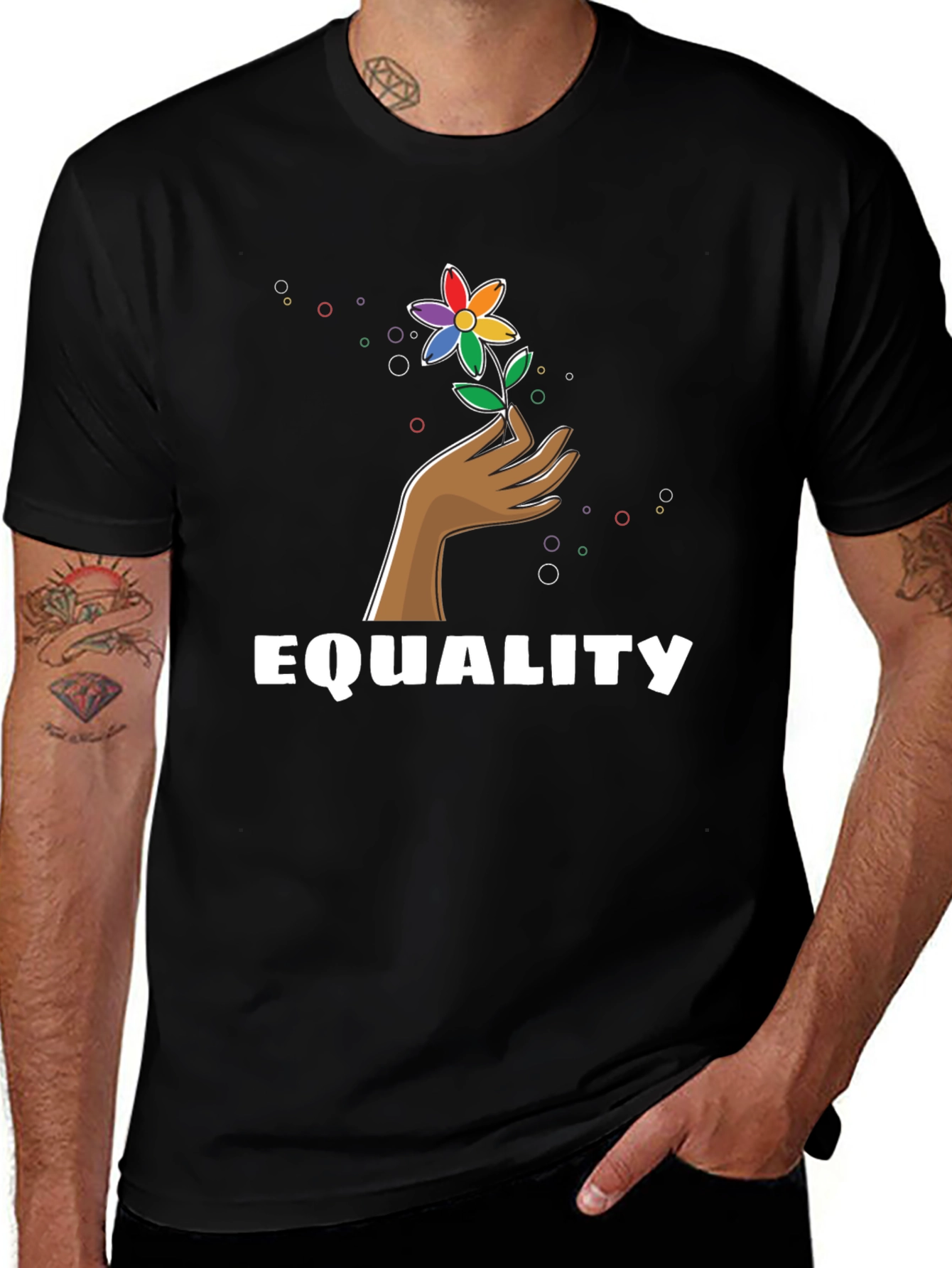 Camiseta Negra Igualdad con Diseño Floral LGBT