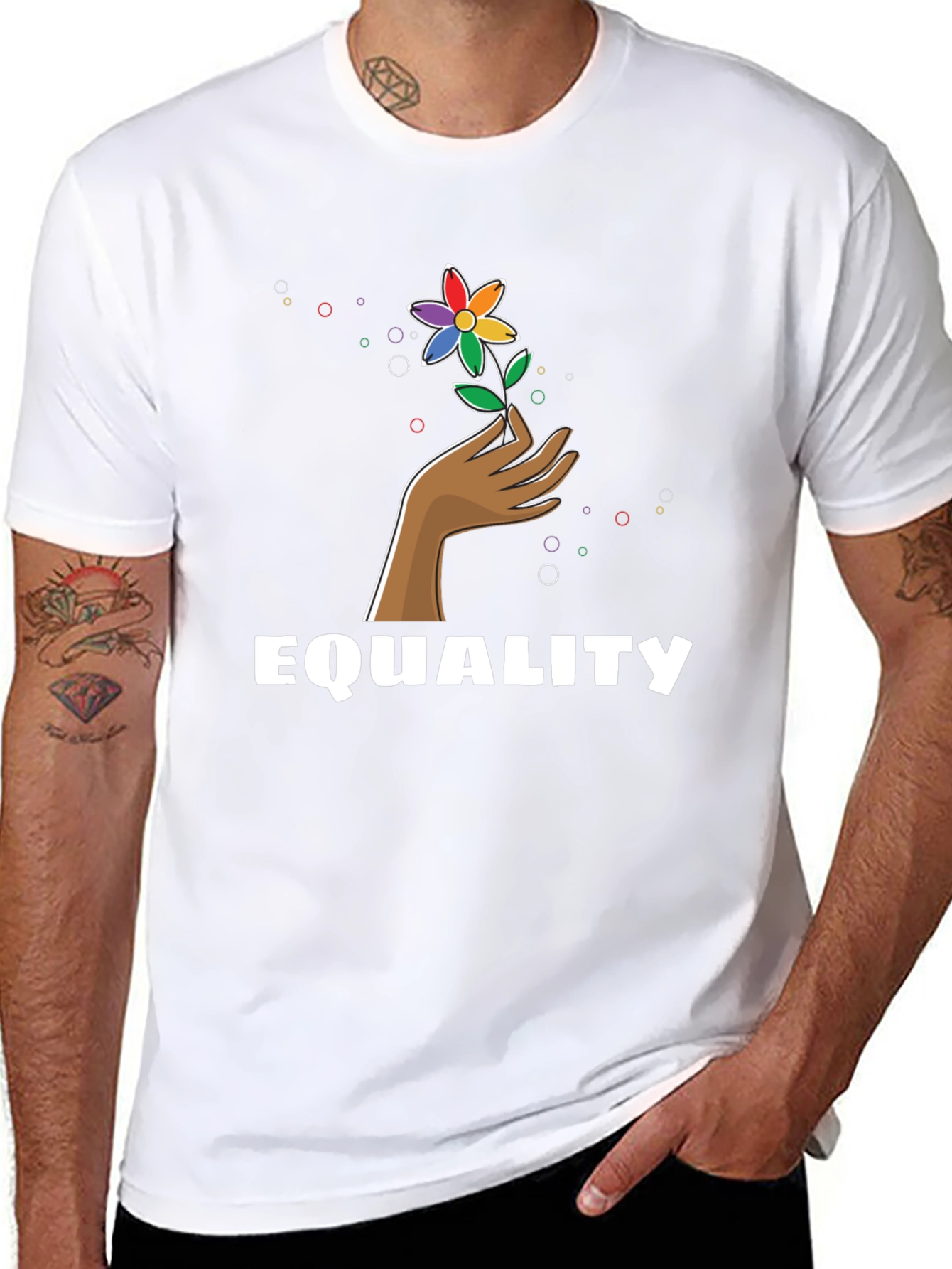 Camiseta Negra Igualdad con Diseño Floral LGBT