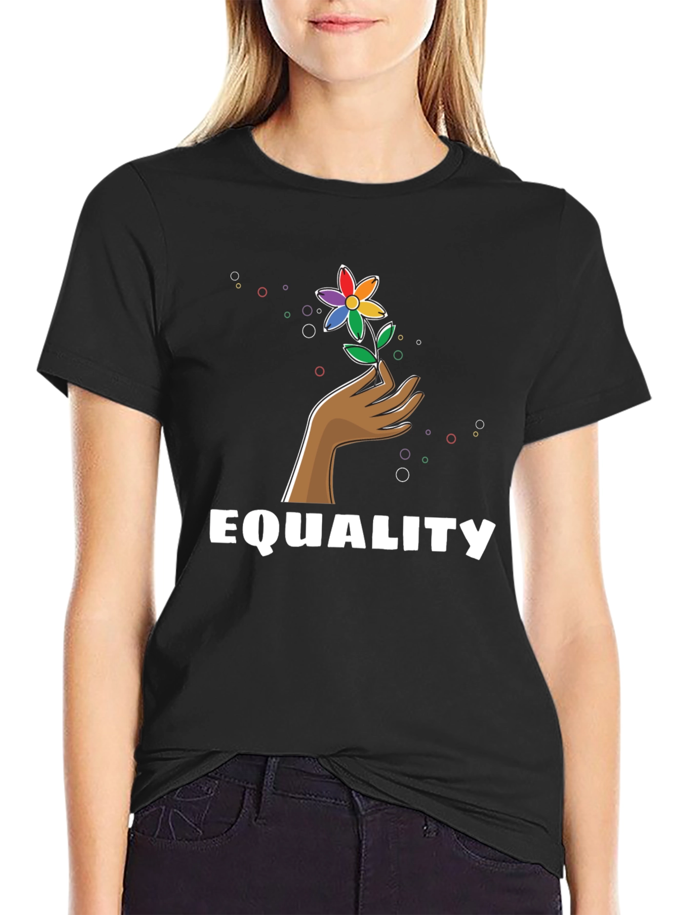 Camiseta Negra Igualdad con Diseño Floral LGBT