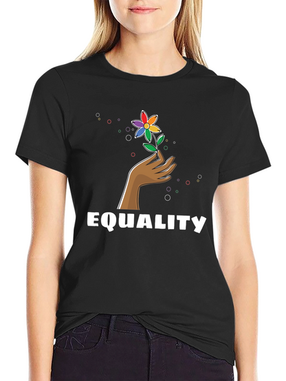 Camiseta Negra Igualdad con Diseño Floral LGBT
