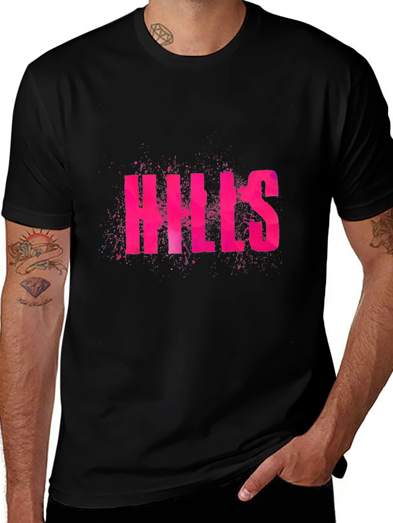 Camiseta Negra Hills Rosa con Diseño Atrevido