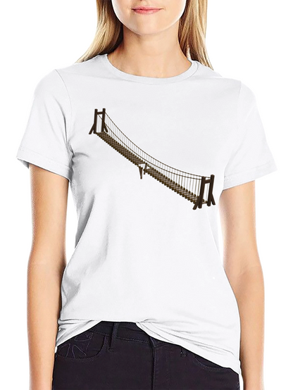 Camiseta Negra con Puente Colgante - Aventura y Estilo