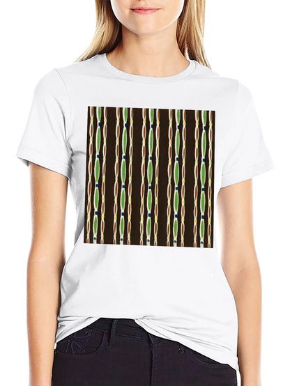 Camiseta Negra con Diseño Abstracto de Líneas Verticales