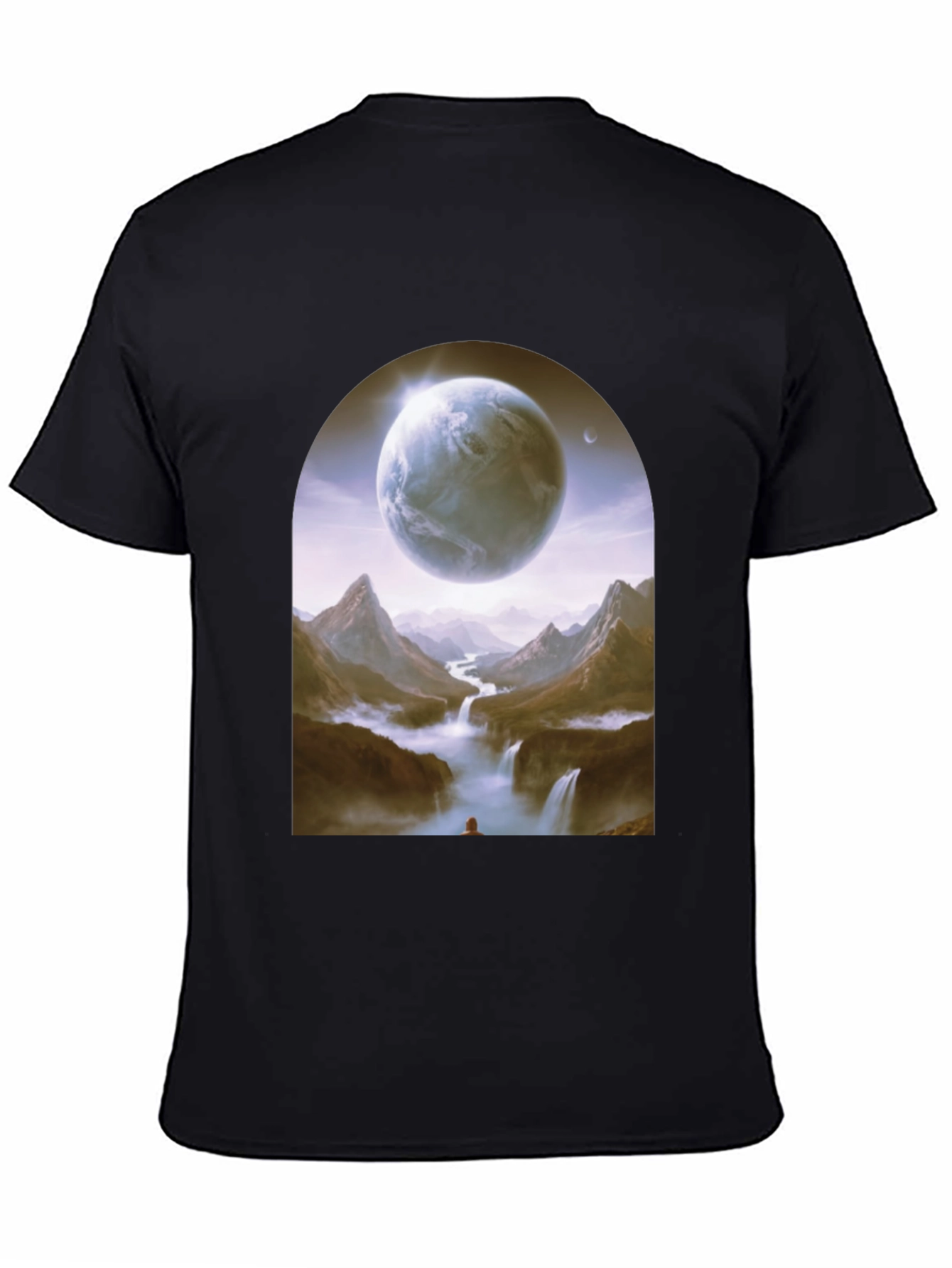 Camiseta Negra con Diseño Fantasía de Planeta y Paisaje