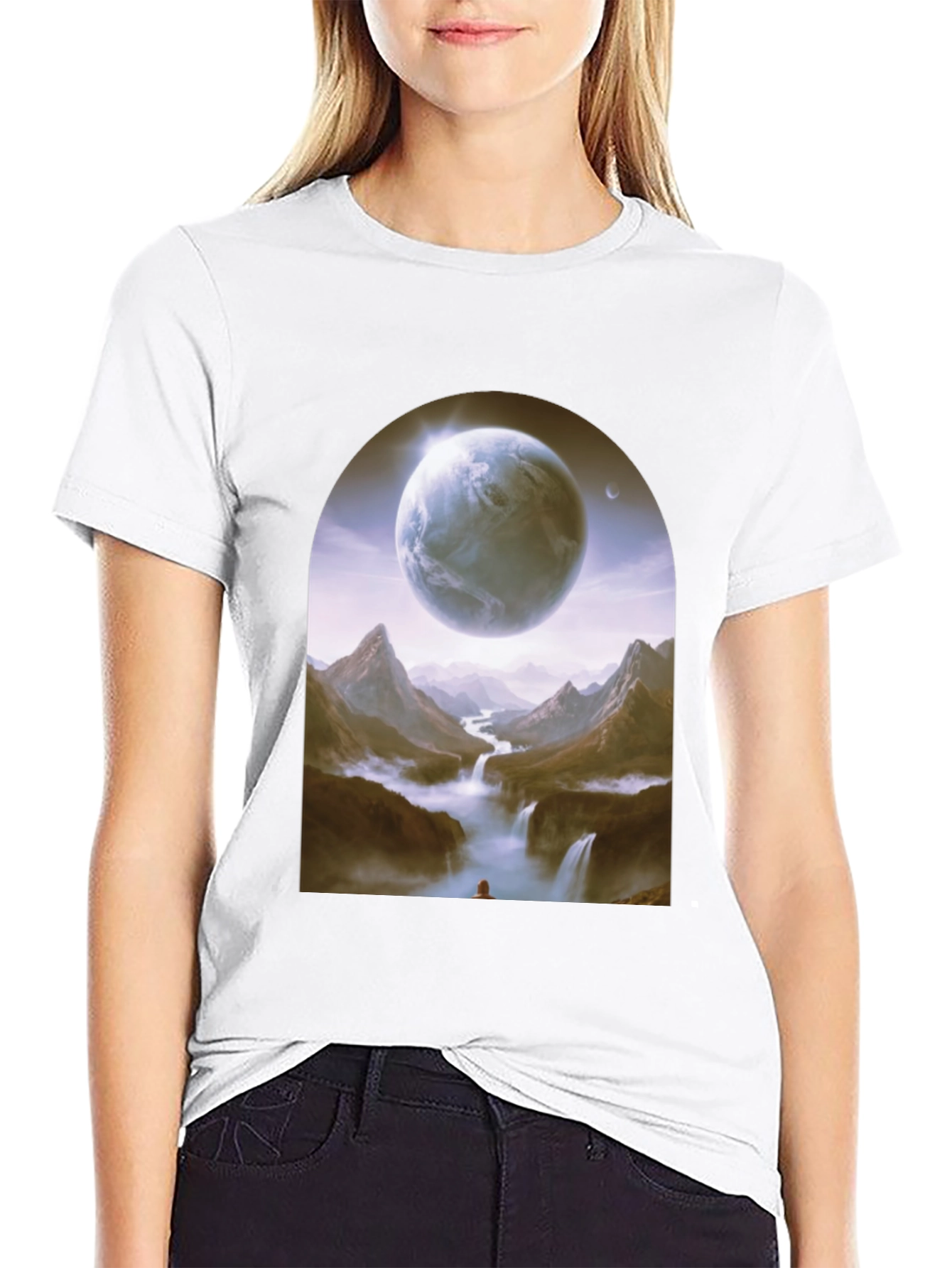 Camiseta Negra con Diseño Fantasía de Planeta y Paisaje